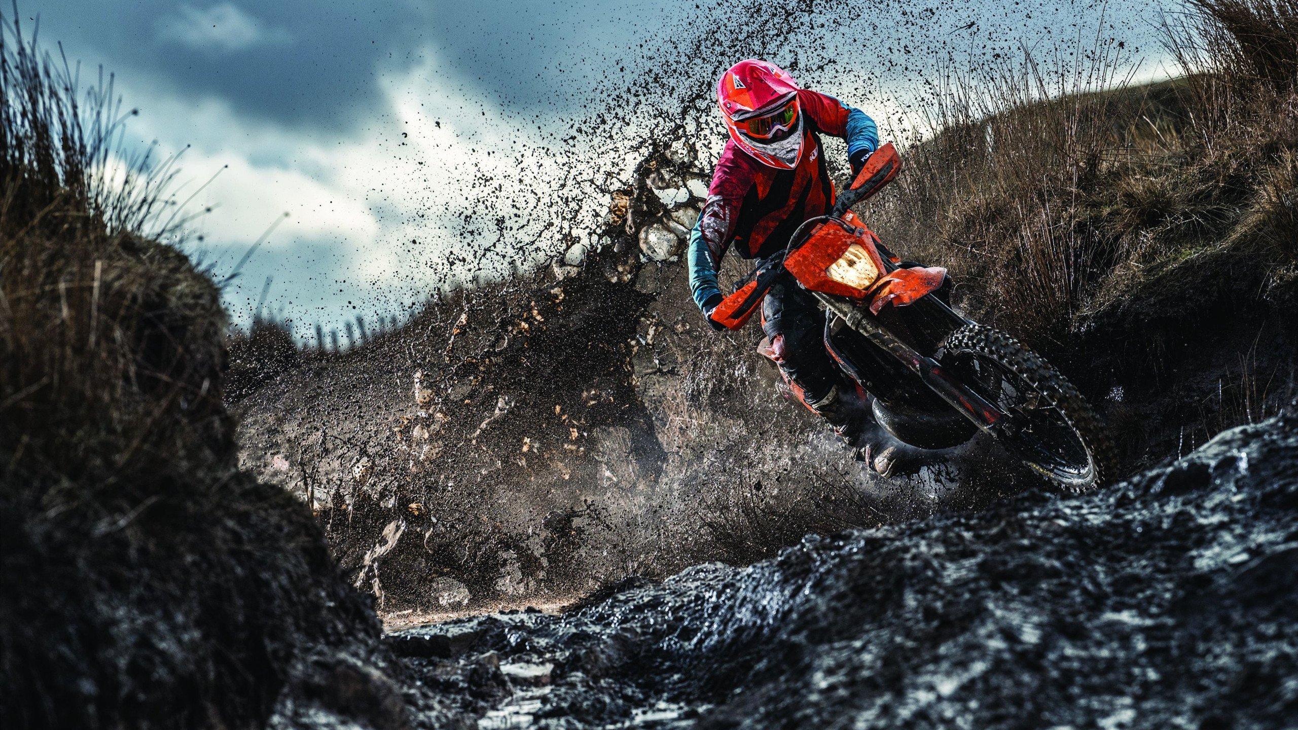 纪律风波：某球队因场外行为被重罚，矛头指向管理层，足球队纪律